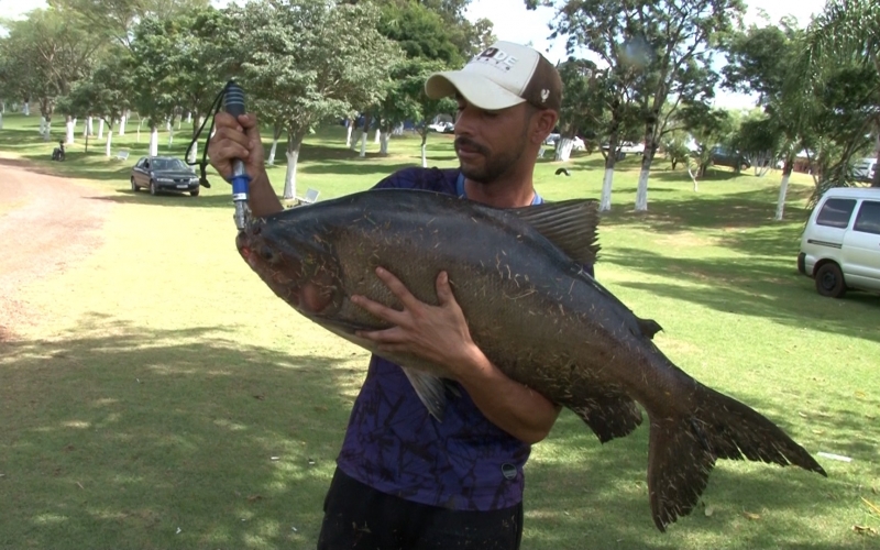 Morador de Santa Tereza do Oeste Jorge Luiz De Paula Lima  consegue pegar um  peixe tambaqui de 17 kilos.