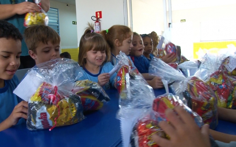 Prefeito Elio Marciniak  está realizanto a entrega de cesta de pácoa para as crianças de toda rede municipal de ensino. 